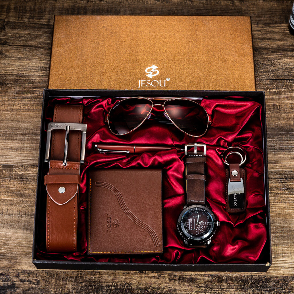 6-teiliges Geschenkset für Herren – zwei Brieftaschen, eine Uhr, ein Gürtel, eine Brille, ein Stift, Schlüsselbund. 3