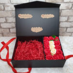 Schwarze Geschenkbox (mit Blumen) mit Magnetverschluss und roten Büroklammern 20