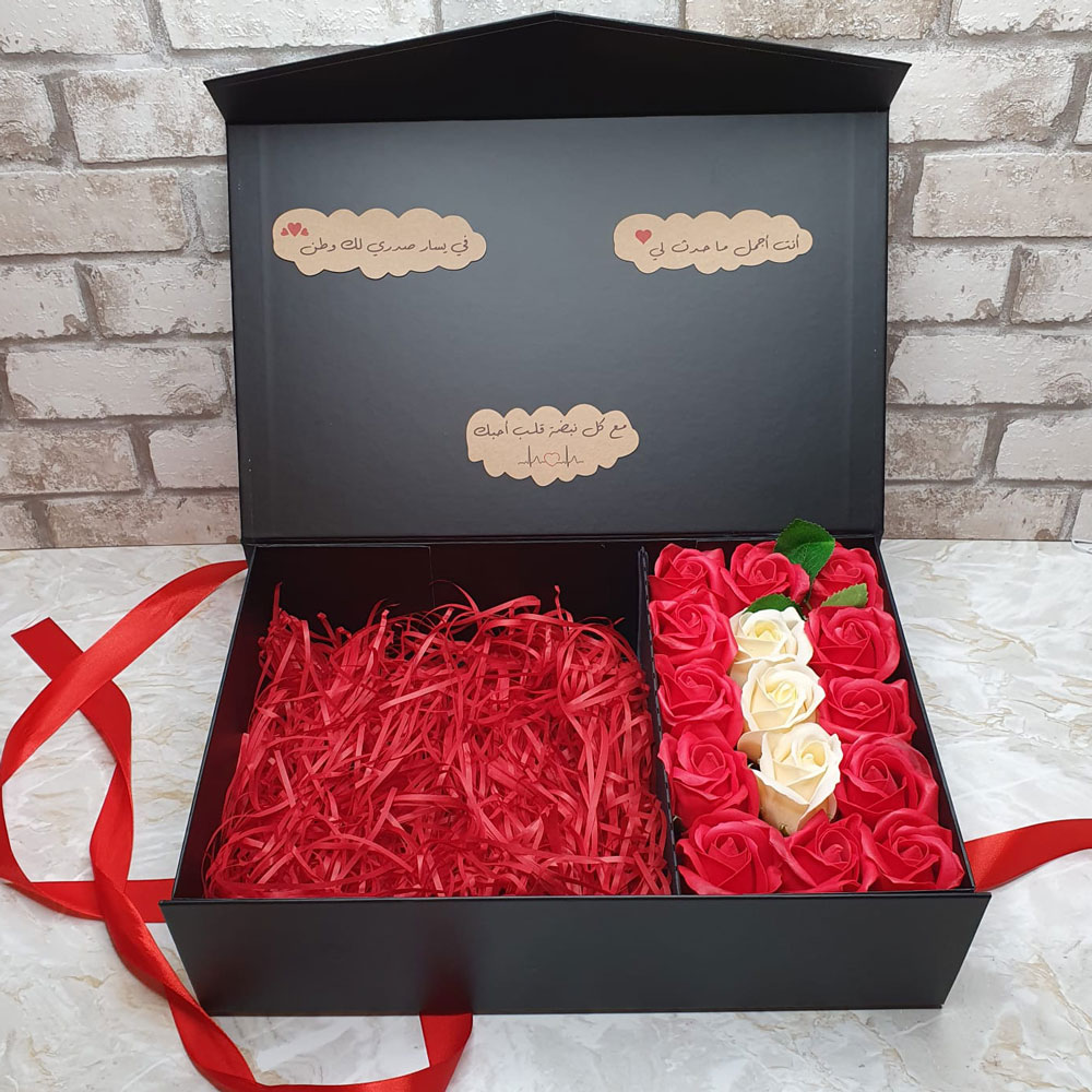 Schwarze Geschenkbox (mit Blumen) mit Magnetverschluss und roten Büroklammern