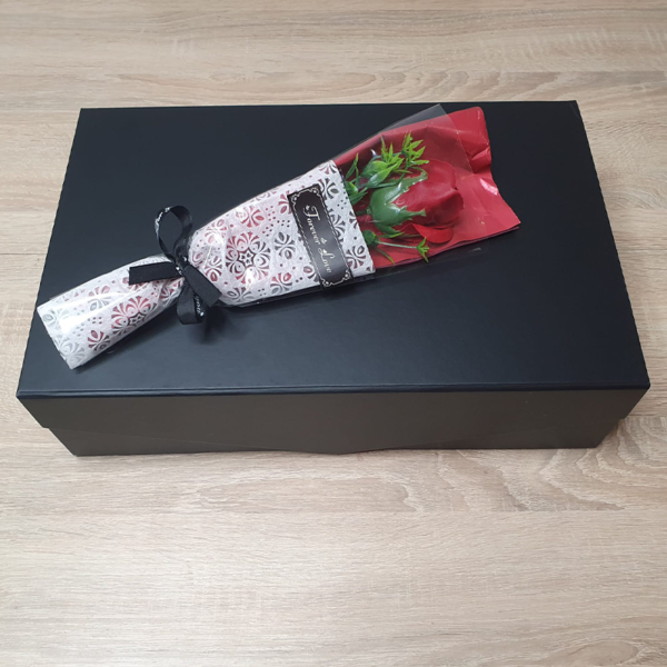 Schwarze Geschenkbox mit Magnetverschluss und rotem Konfetti 3